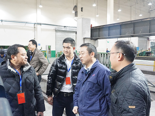刘斌向客户讲解产品性能