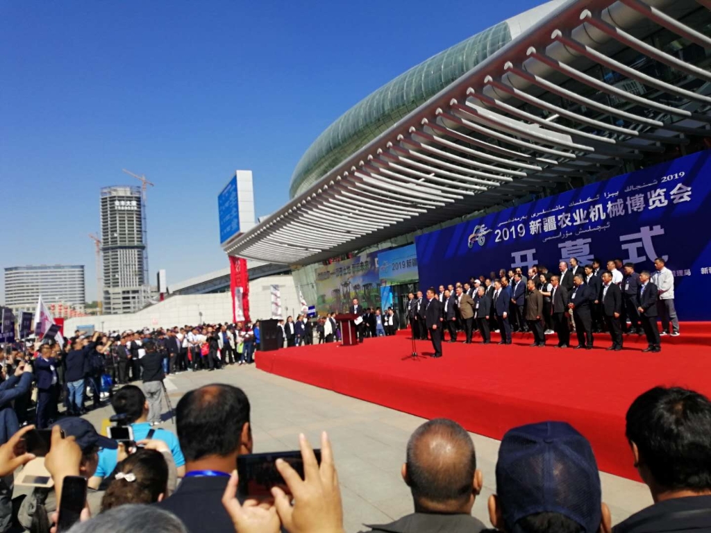 od体育app免费下载首次参加新疆农机博览会赢得无数点赞